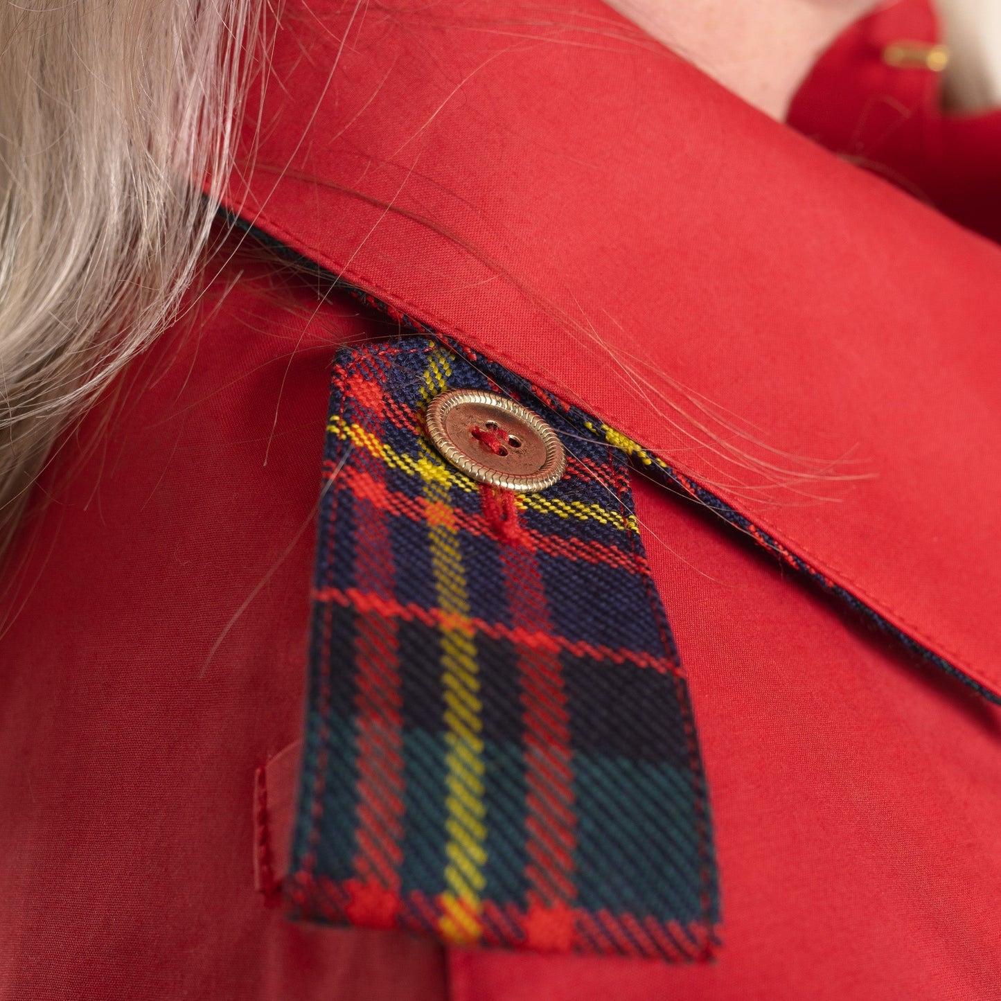 The blair trench - pillar box red / modern gordon tartan